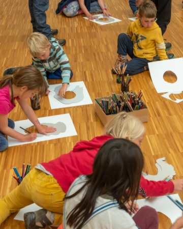 Des enfants en atelier dans les salles