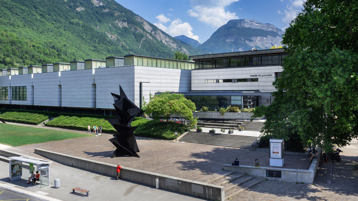 Vue extérieure panoramique sur le musée